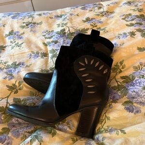 Beautiful black boots by Naturalizer. Upper is leather.